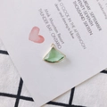 Pendentif triangle en cristal vert avec bordure dorée sur carte cœur et fond damier - Vert Herbe