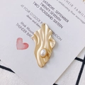 Details eines Vintage-Wellenanhängers aus Goldmetall mit weißer Perle und Goldperlenrand - Wellenmuster Perlenstil (1#)