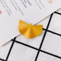 Detail eines gelben, matten fächerförmigen Anhängers mit Wellenstruktur für DIY-Schmuck - Hellgelb