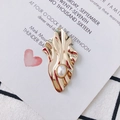 Detail eines goldenen gewellten Metallanhängers mit Perle für DIY-Schmuckdesign - Unregelmäßiger Wellen-Perlenstil (2#)