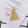 Nahaufnahme vergoldeter Dreiecksanhänger mit Wabenstruktur und Ring für DIY-Schmuck - Hohles Dreieck-Stil (3#)