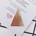 Detail eines hellgoldenen geometrischen Hohldreieck-Anhängers für DIY-Schmuck und Ohrringe - Wabenmuster Dreieck-Stil (4#)