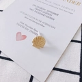Nahaufnahme des goldenen Blatt-Metall-Accessoires mit feiner Textur auf weißer Karte - Muschelblattform (5#)