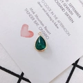 Pendentif goutte en cristal facetté vert avec monture métallique texturée dorée - Vert foncé