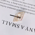 Pendente geometrico a rombo in filo dorato con cristallo trasparente incastonato - Diamante