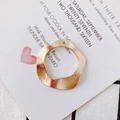 Dettaglio di un ciondolo tondo dorato irregolare con texture in metallo spazzolato verticale - Ciondolo Anello Tondo in Oro Spazzolato (2#)
