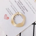 Dettaglio di ciondolo circolare dorato ondulato con trama metallica spazzolata - Anello Irregolare in Oro Spazzolato (1#)