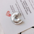 Dettaglio del ciondolo a forma di C in argento opaco con trama a onde irregolari - Onda Irregolare in Argento Opaco (3#)