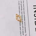 Goldener ovaler Anhänger mit Reliefdetails und sechs Perlen für DIY-Schmuckherstellung - Vintage-Relief Ovaler Perlenanhänger
