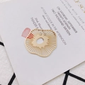 Goldener hohler runder Metallanhänger mit Wellenrand und radialem Muster für DIY-Schmuck - Hohles Sonnenmotiv (5# Gold)
