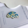 Dettaglio di ciondoli in legno a ventaglio con motivi floreali blu per gioielli e artigianato - Stile Floreale Blu Fresco (10#)