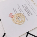 Eleganter goldener hohler Rosenanhänger auf weißer Karte mit Herzverzierung - Rosen Stil (6# Gold)