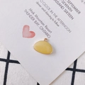 Dettaglio ciondolo giallo con trama marmorea e bordo dorato per creazione gioielli DIY - Marmo Giallo Zenzero