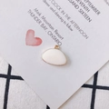 Dettaglio di un ciondolo a semicerchio in smalto bianco con bordo dorato per gioielli - Bianco Puro