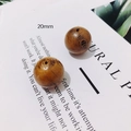Detail von 20mm runden Holzperlen mit natürlicher Maserung und Bohrung für DIY-Schmuck - 20mm / Hellbraun (20mm)