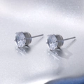 Orecchini a perno classici con zirconi chiari e montatura argento a sei griffe - Specifica Universale / 8mm / Bianco