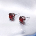 Orecchini a lobo in argento a 6 griffe con brillanti zirconi rossi a taglio tondo - Specifica Universale / 8mm / Borgogna