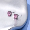 Un paio di orecchini a lobo con zirconi rosa e castone argentato a sei griffe - Specifica Universale / 8mm / Rosa