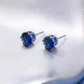 Paia di orecchini a lobo in zirconia blu scuro con montatura a quattro griffe - Specifica Universale / 8mm / Blu scuro