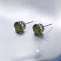 Paio di orecchini a lobo con zirconi cubici verde oliva e montatura in argento - Specifica Universale / 8mm / Verde oliva