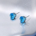 Orecchini a perno con zirconia blu reale e montatura classica a sei griffe argento - Specifica Universale / 8mm / Blu