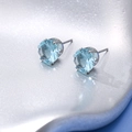 Paio di orecchini a lobo con zirconi blu chiaro e montatura classica in argento a sei griffe - Specifica Universale / 8mm / Azzurro