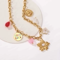 Goldene Halskette mit roten Anhängern, Blumenmotiven und Good Luck Medaillon Details - Gold