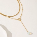 Gelaagde gouden geometrische ketting met religieuze medaille en wit parelhanger-detail - Goud