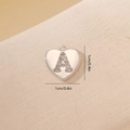 Dettaglio pendente a cuore lettera A in argento con zirconi e misure dimensionali - Lettera A-Platino