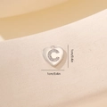 Dettaglio macro del ciondolo a cuore argento con lettera C in zirconi e misure - Lettera C-Platino