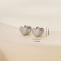Makroaufnahme von Herzohrringen aus Silber mit Zirkonia und 1,1 cm Maßen - Herz-Pavé-Stil (P31457bkb)