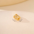 Detailaufnahme der vergoldeten Hohlperle mit Zirkonia und Maßen von 0,7 cm im Makro-Stil - Hohlgeometrische Gitterperle (MYYX00505)