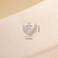 Vista macro di ciondolo a cuore in argento con lettera F e pavé di zirconi lucidi - Lettera F-Platino