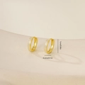 Detail van kleine gouden oorringen met wit email en maataanduidingen van 1cm - Eenvoudige Dubbele Lijn Oorring (E071402k4)