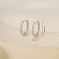 Detailaufnahme der Silber-Creolen mit Zirkonia, Größe 2,2 cm mal 0,3 cm - Feiner Zirkonia Reifen-Stil (P31443Wbkb)