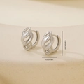Vista macro de pendientes de cadena torcida plateados con medidas 1,6 cm por 1 cm - Patrón Cadena Cubana-Plata(P31533bkb)