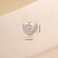 Vista macro di un ciondolo a cuore argento da 1cm con lettera G e zirconi incastonati - Lettera G-Platino