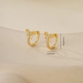 Detail van gouden strikoorbellen met zirkonia, hoogte 1,2 cm en breedte 1 cm - Strass Strik Oorringen Stijl (Goud E071312k4)