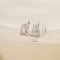 Detailansicht der silbernen Creolen mit Zirkonia, Maße 2 cm mal 1,3 cm - Segel Geometrischer Stil (P31439Wbkb)