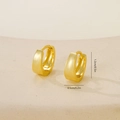 Detalle macro de pendientes de aro geométricos dorados con medidas 1,2 cm de alto y 0,5 cm de ancho - Aro Ancho Liso-Oro(P31533Lk4)