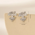 Macro detail of leaf-shaped earring studs with cubic zirconia and dimensions - Platinum (MYYX00610(e-P25))