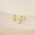 Detail van 1cm gouden oorringen met wit emaille coating en golvende textuurmaten - Golvende Emaille Oorring (E071344k4)