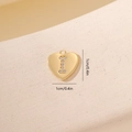 Dettaglio macro del ciondolo a cuore in oro 18K con lettera I in zircone e misura 1cm - Lettera I-Oro