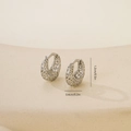 Detalle de pendientes de aro ovalados plateados con patrón de malla irregular - Patrón Hueco Irregular-Plata(P31532Lbkb)