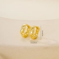 Detalle de pendientes dorados retorcidos con medidas de 1,2 cm de alto y 0,5 cm de ancho - Patrón Tejido Retorcido-Oro(P31515k4)