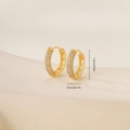 Detailansicht der goldenen Zirkonia-Ohrringe mit 1,6 cm Durchmesser und 0,3 cm Breite - Dreireihiger Pavé-Stil (E071436k4)