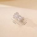 Makroaufnahme einer silbernen Zirkonia-Bogen-Zwischenperle mit 1,1 cm x 0,9 cm Maßen - Krappenfassung Stufenschliff Abstandsperle (MYYX00538)