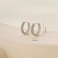 Detaillierte Maße der silbernen Zirkonia-Ohrringe mit einer Höhe von 1,6 cm - Dreireihiger Pavé-Stil (E071436bkb)