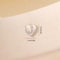 Dettaglio macro del ciondolo a cuore argento con lettera J in zircone e misure - Lettera J-Platino