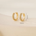 Detailansicht der 1,6 cm vergoldeten Zirkonia-Ohrringe mit präzisen Größenangaben - Pavé-Textur Reifen-Stil (E071427k4)